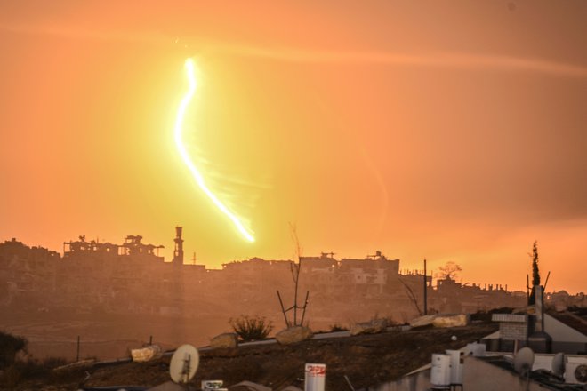 Glede na trditve palestinskih oblasti je ponoči v bombardiranju osrednjega dela območja v begunskem taborišču Al Maghazi umrlo več kot 30 ljudi. FOTO: Yuri Cortez/AFP