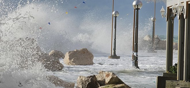 Morje in lebič sta zdaj stranki v postopku. Foto Boris Šuligoj