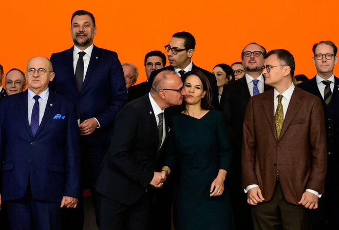 Nespretna sekunda, ki so jo ujeli fotografi. Hrvaški minister Gordan Grlić Radman je ob pozdravu nespretno poskušal poljubiti nemško zunanjo ministrico Annaleno Baerbock. FOTO: John Macdougall Afp