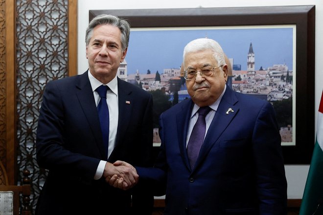 Ameriški državni sekretar Antony Blinken je na Zahodnem bregu nepričakovano obiskal palestinskega predsednika Mahmuda Abasa, ki nasprotuje Hamasu. Foto Jonathan Ernst/Reuters