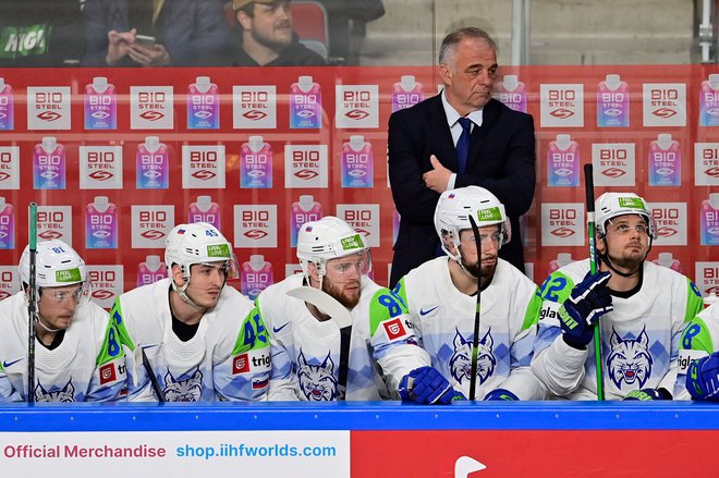 Slovenska hokejska reprezentanca nazadnje pod vodstvom Matjaža Kopitarja, ki danes praznuje 58. rojstni dan, ni uresničila cilja obstanka med najboljšimi na svetu. FOTO: Gints Ivuskans/AFP