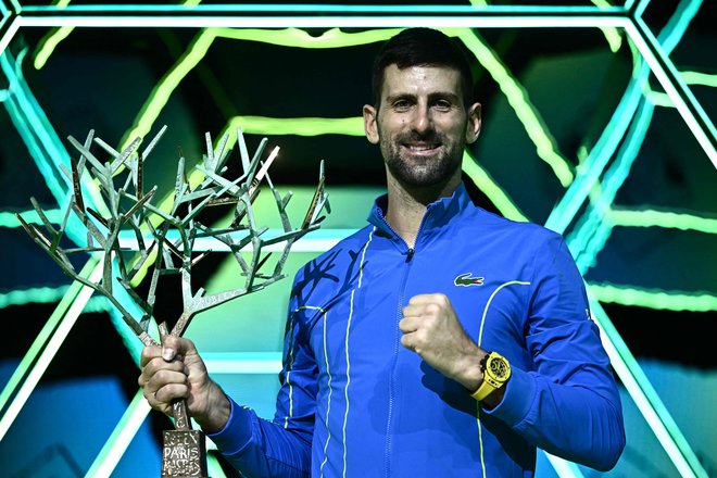 Novak Đoković ne popušča, tudi v Parizu je bil najboljši. FOTO: Julien De Rosa/AFP