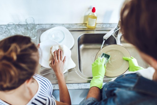 Menda je ročno pomivanje posode zdaj nova joga. FOTO: Shutterstock