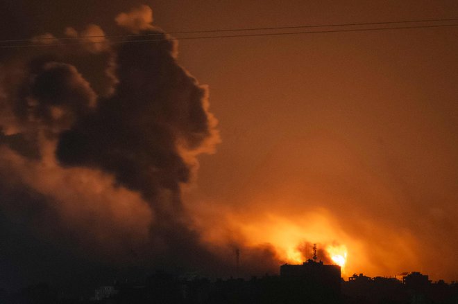 Izrael še vedno silovito bombardira gosto poseljeno Gazo. FOTO: Aris Messinis/AFP