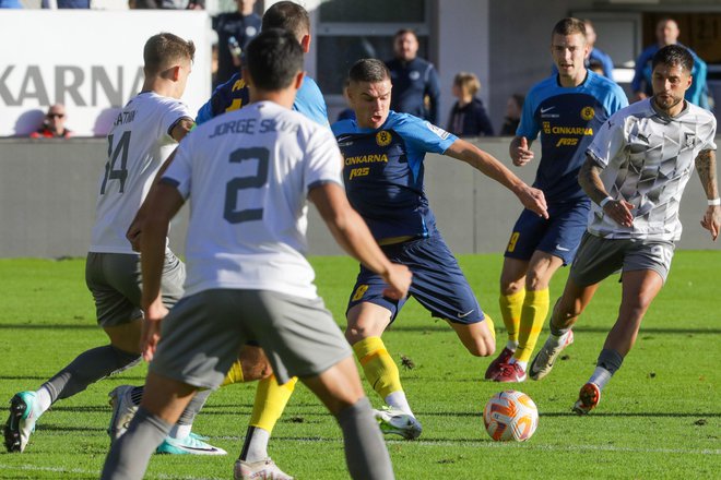 Celjani, med njimi tudi Luka Bobičanec (v sredini), v napadu niso našli načina, kako bi strli okrepljeno Olimpijino obrambo. FOTO: Voranc Vogel/Delo