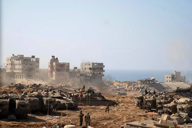 Izraelska vojska v porušeni Gazi. FOTO: AFP/Israeli Army