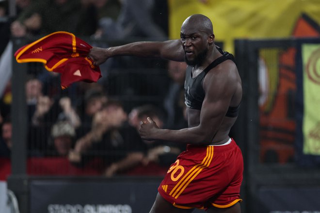 Belgijski napadalec Romelu Lukaku je spravil v evforijo navijače Rome. FOTO: Alberto Pizzoli/AFP