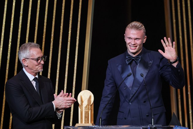 Gary Lineker in Erling Haaland na podelitvi v Parizu. FOTO: Franck Fife/AFP