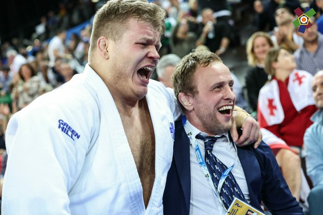 Rok Drakšič (desno) je finskega judoista Marttija Puumalainena popeljal še do naslova evropskega prvaka. FOTO: Emanuele Di Feliciantonio/EJU