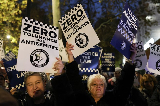 Porast antisemitskih incidentov po Evropi je v zadnjih nekaj dneh dosegel izjemno raven, ki spominja na nekatere najtemnejše čase v zgodovini, je zapisala evropska komisija. FOTO: Susannah Ireland/Reuters