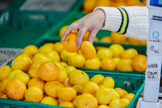 Znova so odpoklicane hrvaške mandarine. Fotografija je simbolična. FOTO: Črt Piksi/Delo