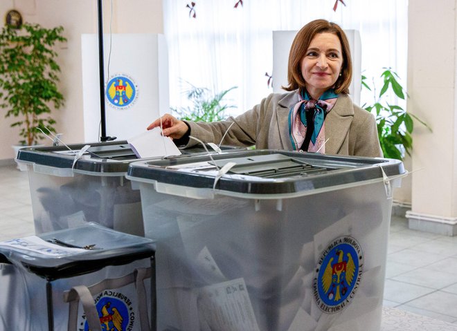 Moldavska predsednica Maia Sandu med glasovanjem na enem od volišč v glavnem mestu Kišinjov. FOTO: Elena Covalenco/Afp