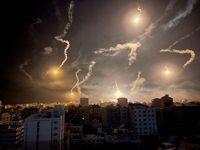 Na Gazo letijo izraelski izstrelki. FOTO: Stringer Reuters