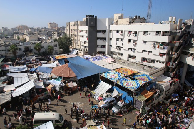 Poškodovana bolnišnica v Gazi. FOTO: Bashar Taleb/AFP
