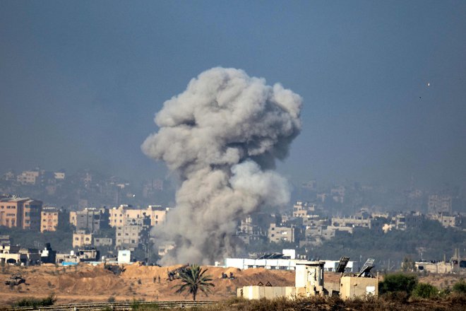 Dim, ki se dviga nad Gazo po še enem izraelskem napadu. FOTO: Aris Messinis/AFP
