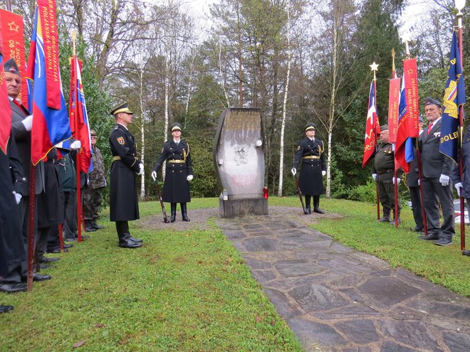 Spoštovanje do komandanta slovenske partizanske vojske je izkazala častna enota Slovenske vojske in številni praproščaki. FOTO: Bojan Rajšek/Delo
