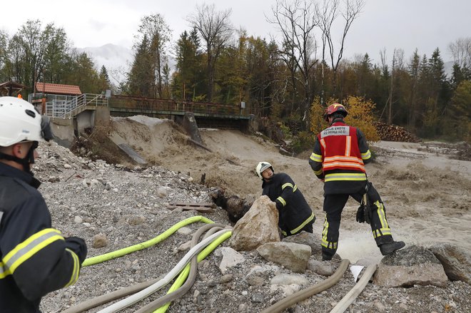 Občine že nekaj časa opozarjajo, da bi morali pristojnosti urejanja vodotokov prenesti na lokalne skupnosti, saj bi bilo precej bolj učinkovito. FOTO: Leon Vidic/Delo