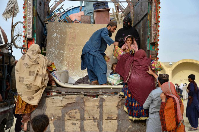 Na vprašanje, zakaj Pakistan vztraja pri pregonu afganistanskih beguncev, po vsej verjetnosti obstaja več odgovorov. Toda dejstvo je, da so odnosi med sosednjima državama čedalje slabši. FOTO: Sanaullah Seiam/AFP