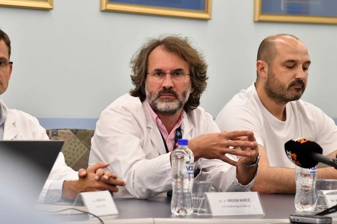 Vodja službe za kardiologijo (po pooblastilu) Miroslav Elek (na fotografiji desno, ob prof. dr. Marku Pokornu) bo z znanjem, ki ga je pridobil tudi v UKC, po novem pomagal pacientom v Beogradu. Foto Katja Kodba/STA