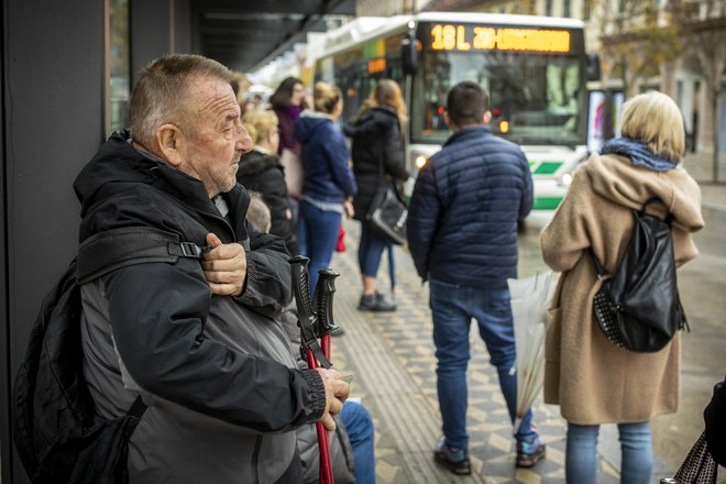 Starejši imajo brezplačne vozovnice za javni promet in v konicah povzročijo gnečo, meni minister Bojan Kumer. Foto Voranc Vogel