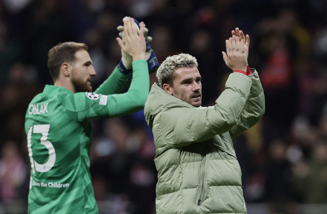 Jan Oblak (levo) in Antoine Griezmann sta po gladki zmagi pozdravila navijače Atletica. FOTO: Juan Medina/Reuters