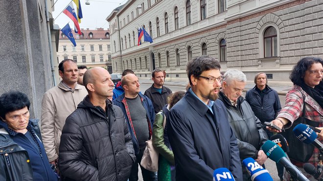 Jakob Počivavšek na današnji predstavitvi zahtev sindikatov javnega sektorja. FOTO: Blaž Samec/Delo