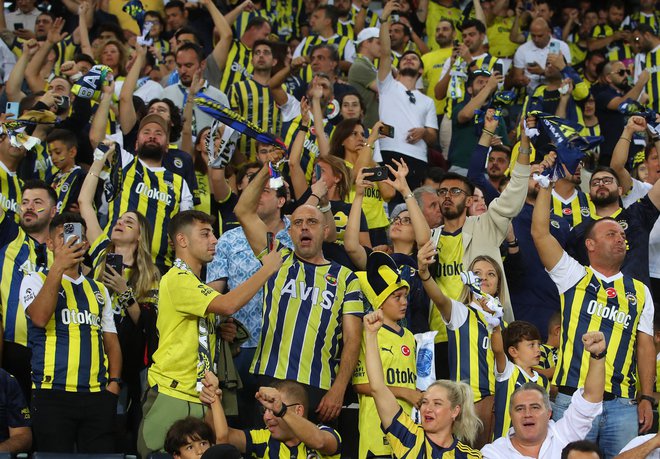 Tudi navijači Fenerbahčeja želijo gledati tekmo za superpokal na turških tleh. FOTO: Dilara Senkaya/Reuters