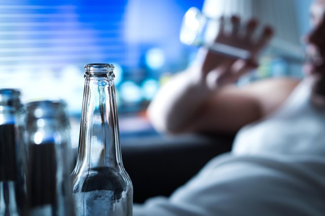 Srečevanja z alkoholom se pogosto začnejo že zelo zgodaj in se nadaljujejo v vseh življenjskih obdobjih. Prevečkrat v prevelikih količinah. FOTO: Shutterstock