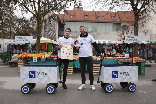 Prijazni Vita pomočniki na ljubljanski tržnici. FOTO: Vita