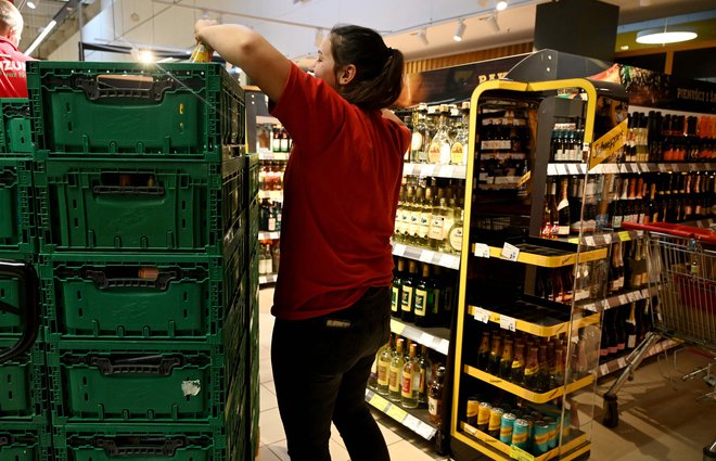 Današnje praznjenje izdelkov Coca Cole v veleblagovnici v Zagrebu. Hrvaški državni inšpektorat je po prijavah domnevnih zastrupitev odredil umik teh izdelkov. FOTO: Denis Lovrovic/AFP