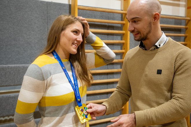 Zlato kolajno Andreje Leški si je še enkrat od blizu ogledal tudi trener Luka Kuralt. FOTO: Voranc Vogel/Delo