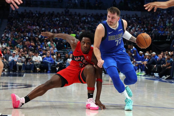 O.G. Anunoby in drugi košarakrji Torornta so ustavili Dallasov nalet s prvim strelcem Teksašanov, a nenatančnim Lukom Dončićem. Dallas je izgubil šele drugič v sezoni. FOTO: Richard Rodriguez/Getty Images Via AFP