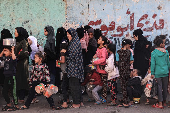 Palestinske ženske in otroci na mejnem prehodu Rafa FOTO: Said Khatib/AFP