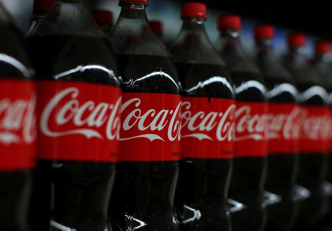 Coca-Cola na Hrvaškem je na podlagi odločbe hrvaškega državnega inšpektorata iz prodaje začasno umaknila serijo Coca-Cola Original Taste 500 mililitrov v plastični embalaži, proizvedeno 11. oktobra letos in z rokom uporabe do 11. aprila 2024. FOTO: Mike Blake/Reuters