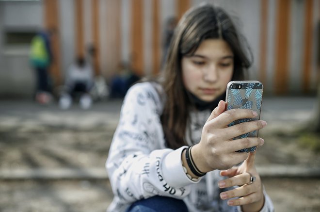 Otrok in mladostnikov ne smemo kar vreči v svet pametnih telefonov in umetne inteligence, ampak jih je o tem treba učiti, da bodo tehnologijo smiselno uporabljali. FOTO: Blaž Samec/Delo