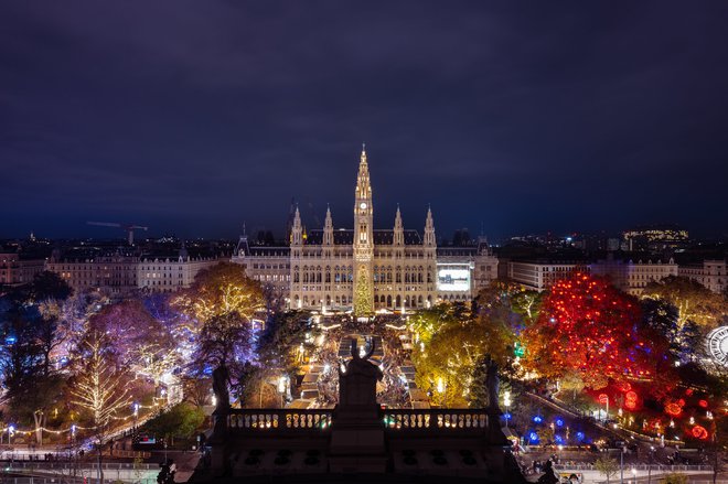 Božični sejem pred mestno hišo je lani obiskalo tri milijone ljudi. Foto © Johannes Wiedl