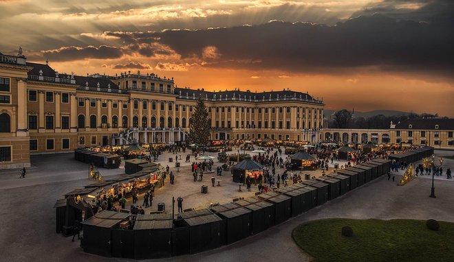 Če obiskovalec želi doživeti božično razpoloženje v ultimativni cesarski grandioznosti, se odpravi do dvorca Schönbrunn, nekdanje poletne rezidence habsburških cesarjev. Foto Vienna Press/Andreas Tischler