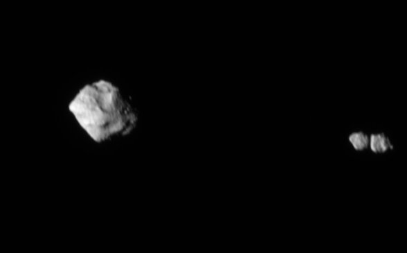Dinkinesh in njegova lunica, sestavljena iz dveh kosov. FOTO: Nasa/Goddard