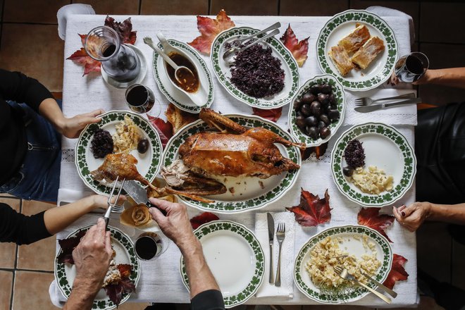 Najpogostejša izbira je verjetno v tem času je raca, ki je bolj priročne velikosti od gosi. Te se povečini lotijo le gostinci, ki jim ta tradicija veliko pomeni. FOTO: Uroš Hočevar