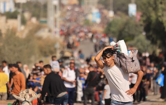 Več tisoč ljudi že več dni beži iz mesta Gaza proti jugu, kjer pa so tudi padale bombe. FOTO: Mahmud Hams/AFP