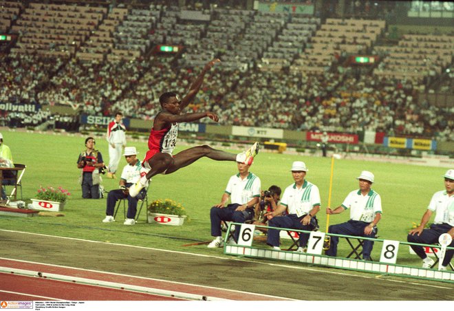 Carl Lewis je 30. avgusta 1991 skočil 8,87 m daleč in osvojil srebrno kolajno na svetovnem prvenstvu v Tokiu. FOTO: Reuters