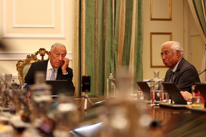 Portugalski predsednik Marcelo Rebelo de Sousa med včerajšnjim srečanjem državnega sveta, ki se ga je udeležil tudi premier v odstopu António Costa. FOTO: Pedro Nunes/Reuters