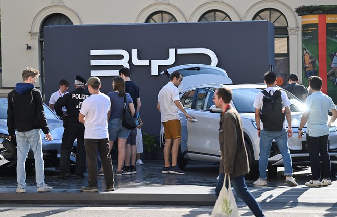 BYD je septembra svoje avtomobile pokazal na razstavi v Münchnu, v Evropi jih že prodajajo, kmalu utegnejo zagnati tudi proizvodnjo. FOTO: Angelika Warmuth/Reuters