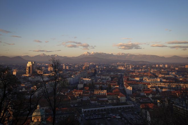 Ljubljanska občina je zaradi spremenjenih gospodarskih napovedi in odprave posledic po avgustovskih poplavah pripravila tretji rebalans letošnjega proračuna. Foto Matej Družnik