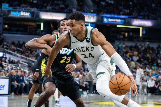 Giannis Antetokounmpo (desno) je imel odlićno predstavo,  mimo Aarona Nesmitha švigal in zabijal, skakal, a tudi izgubljal žoge. FOTO: Trevor Ruszkowski/Usa Today Sports Via Reuters Con