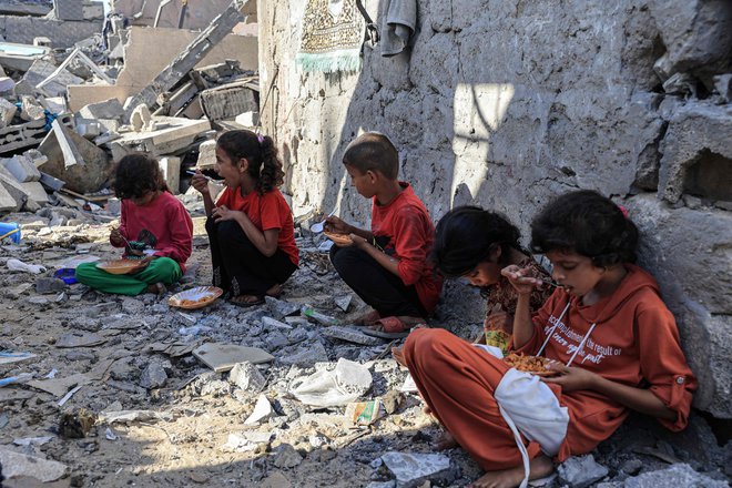 V Gazi je bilo doslej ubitih več kot 10.800 ljudi, po navedbah tamkajšnjih oblasti večinoma civilistov, med njimi številni otroci. FOTO: Said Khatib/AFP