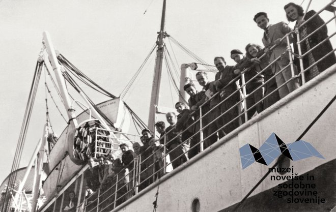 Izseljenci na ladji Santa Cruz tik pred odhodom iz pristanišča. Domnevno Bagnoli, Italija, 7. 3. 1948. FOTO: Lojze Erjavec, hrani Muzej novejše in sodobne zgodovine Slovenije.