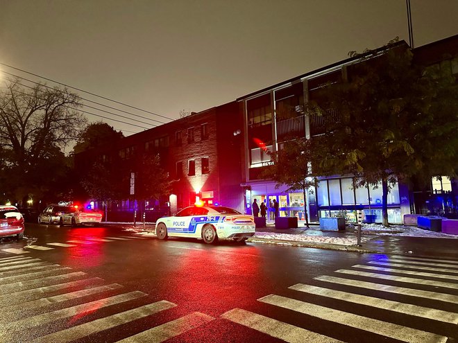 Policisti varujejo šole. FOTO: Mathiew Leiser/AFP