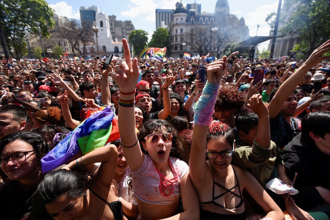 Cerkev mora biti odprta za vse, tudi za vernike LGBTQ, pravi papež Frančišek. FOTO: Martin Cossarini/Reuters