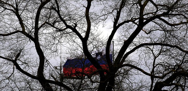 Ni jih malo, ki bi zdajšnjo slovensko zastavo iz različnih razlogov zamenjali (pa še grb). FOTO: Roman Šipić/delo